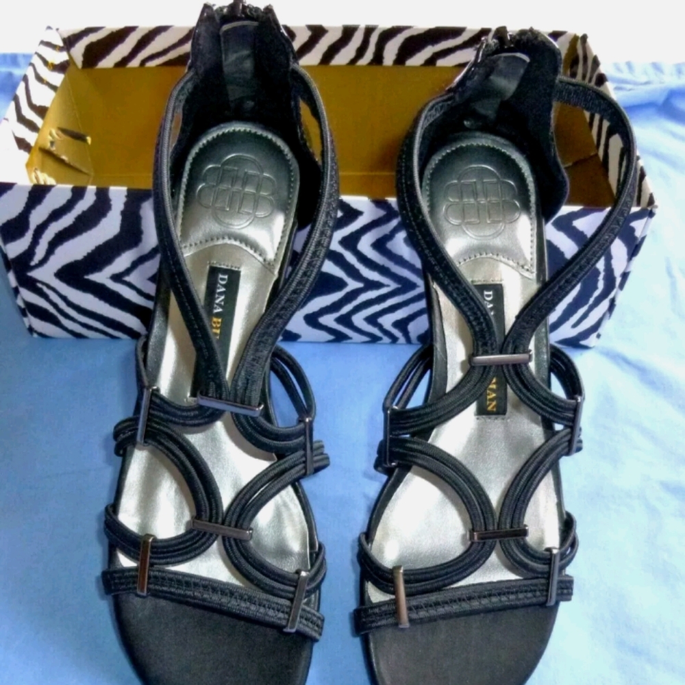 Brand new Donna buckman gladiator sandals open toed zip up the heel low heel
